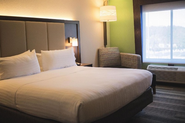 Holiday Inn Express Hotel & Suites Columbia I-26 @ Harbison Blvd image 2